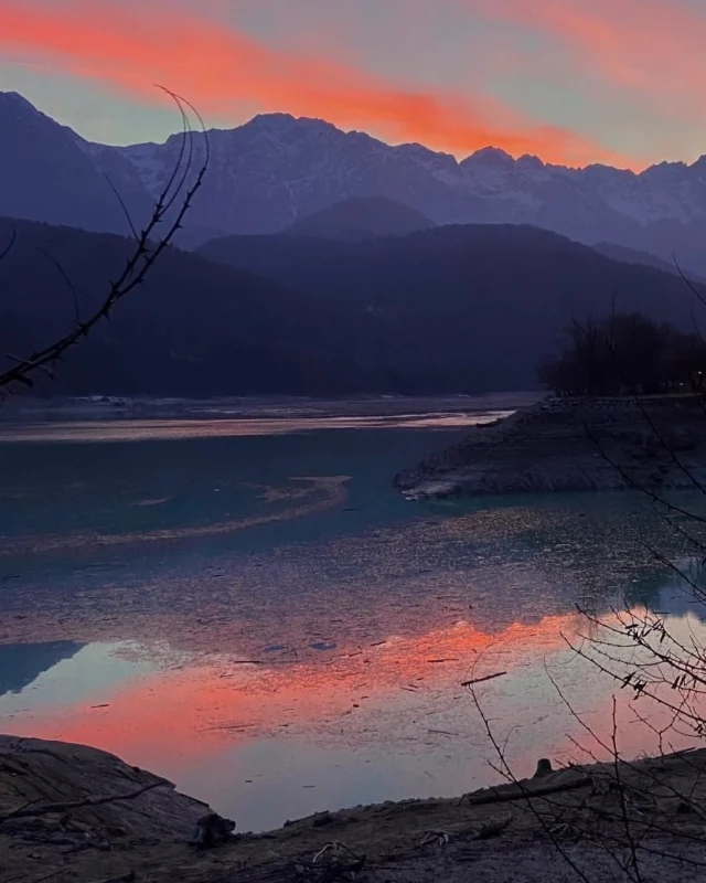 🌅 𝐂𝐞𝐫𝐭𝐢 𝐭𝐫𝐚𝐦𝐨𝐧𝐭𝐢 𝐬𝐨𝐧𝐨 𝐯𝐞𝐫𝐚𝐦𝐞𝐧𝐭𝐞 𝐦𝐞𝐫𝐚𝐯𝐢𝐠𝐥𝐢𝐨𝐬𝐢 🌅

Micina e i suoi amici hanno scattato questa bellissima fotografia presso il lago di Barcis.
E tu cosa aspetti? Hai già letto l'articolo?

Scopri di più al link in bio!

#Natura #Fotografia #Amici #Tramonto #Micina #Micinaontheroad #gattoesploratore #globetrottingKittens #Pordenone #Fvg #Italia #Lago #Barcis #LagodiBarcis